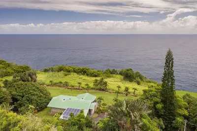 Image de Ocean Bluff Home sur la côte Hamakua ~ Idéal pour les familles!