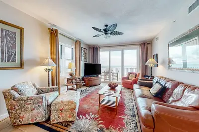 Image de Sunny condo en bord de mer w / piscine partagée, bain à remous, et de belles vues sur la plage