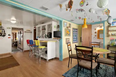 Image de La Casita Azul! Tiki Love! WiFi, 55 \"Tv, parking pour bateaux, cour clôturée pour animaux de compagnie!