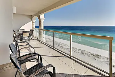 Image de Condo Gulf Front au Beach Club. Vues magnifiques sur le golfe et chaises de plage et parasols gratuits!
