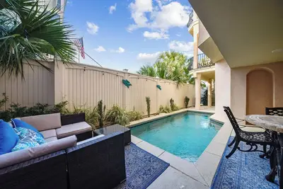 Image de À quelques pas de la plage, piscine privée, ascenseur, très bien situé, vue partielle sur l'océan
