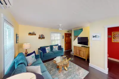 Image de Chalet contemporain adapté aux chiens avec accès facile à la plage et piscine commune