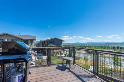 Image de Superbe personnalisée Vrbo Maison de ville à la base de Canyons Village avec bain à remous!