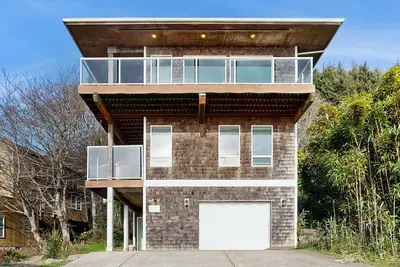 Image de Oceanview home w / un bain à remous privé et deux ponts, à 200 pieds de l'accès à la plage!