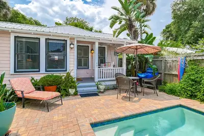 Image de Cottage du centre-ville historique avec piscine privée / chauffée! Marchez vers tout!