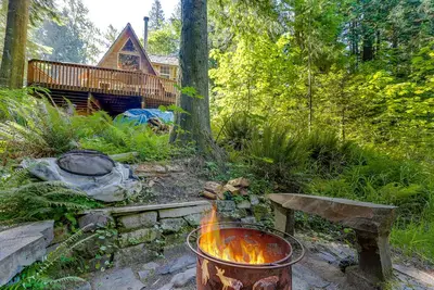 Image de Bord de l'eau classique A-cadre w \/ une cuisine complète et une grande terrasse - à proximité du ski!