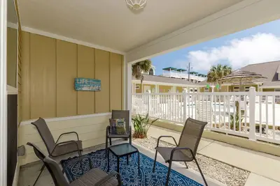 Image de Nouvelle propriété au bord de la piscine, juste à côté de la plage!