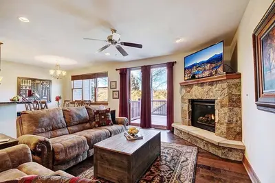 Magnifique Townhome avec navette gratuite et r��ductions pour les bains à remous privés!