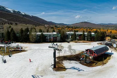 Image de Ski-in Ski-out. bain Ă remous / piscine / centre de fitness et Ă quelques pas de Park City Mountain Resort
