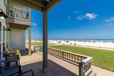 Image de Au bord de la mer, propriété au 1er étage avec vue et emplacement incomparables!