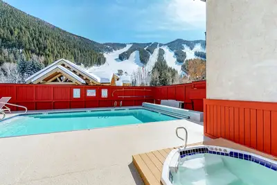 Image de Ski-in \/ condo alpin ski avec piscine commune, d'un bain à remous, un sauna, et vue