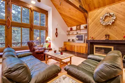 Image de Cabine confortable près des sentiers de randonnée, de vélo, de ski et des commodités Tahoe Donner!