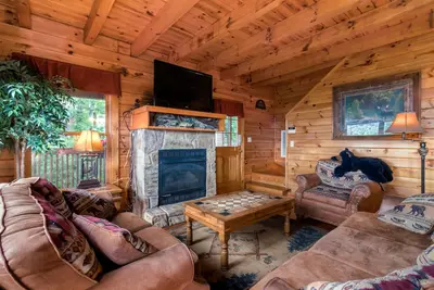 Rustique cabane en rondins avec un bain à remous privé et une vue panoramique sur Smoky Mountain