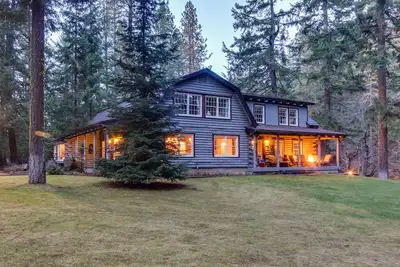 Image de Superbe maison de bord de l'eau et maison d'hôtes w / pont, bain à remous, firepits et salle des médias!