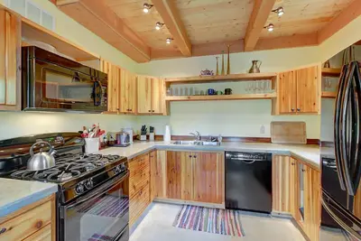 Image de Rustique dog-friendly cabine avec un poêle à bois et vue sur la montagne