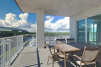 Image de Condo spacieux sur le quai ~ Vue imprenable sur la baie ~ Services incroyables du complexe!