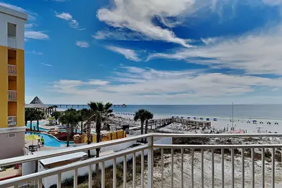 Image de Condo sur la plage à Waterscape ~ Piscines communautaires Multiple, Lazy River & More!