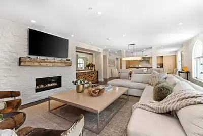 Image de Demeure chez Sky Silver | Appartement 3Bdr haut de gamme sur la rue Main
