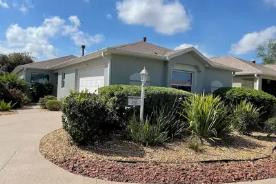 Image de Belle 3 Bdrm Villa près de Lake Sumter Landing w / Golf Cart & WiFi!