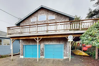 Image de Maison accueillante pour les familles avec terrasse, vue sur la mer et foyer - 4 pâtés de maisons de la plage!