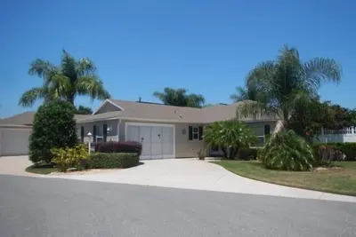 Image de One Of A Kind Villa près de Lake Sumter Landing w / WiFi! Le printemps se remplit