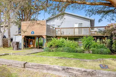 Image de Dog-friendly, vue sur la mer à la maison w / bain à remous privé - un bloc de la plage!