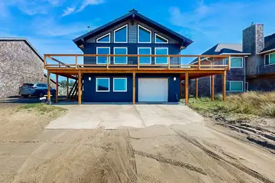 Image de Maison avec vue sur l'océan avec terrasse enveloppante et mobilier haut de gamme - à quelques pas de la plage!