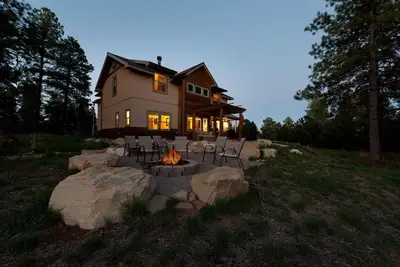Image de Maison primée sur 3 acres - 9 min. à Durango - Fire Pit \/ Ping Pong