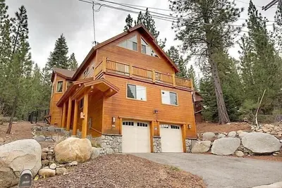 Image de Maison de luxe avec Backyard énorme, bain à remous, Adjacent au terrain de golf (My74)