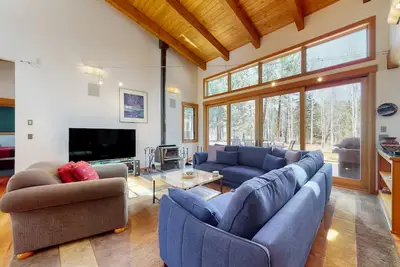 Image de Spacieuse maison w \/ a bain à remous privé, piscines du complexe, et un centre de remise en forme partagée!