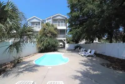 Image de Sandy Paws cinq chambres, cinq salle de bain maison avec plage avec piscine privée