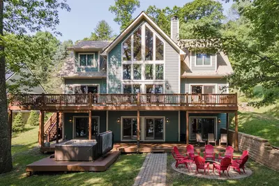Image de Sundance - Lakefront Home avec foyer et bain à remous