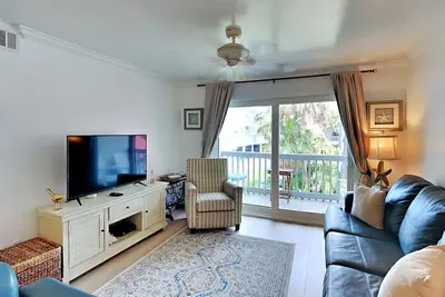 Image de Lumineux et spacieux Condo 2 chambres ~ Étapes vers la plage ~ WiFi gratuit