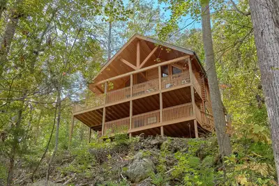 Image de Vues incroyables à Pigeon Forge avec isolement, salle de jeux et home cinéma!