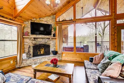 Image de Dog-friendly cabine w / un bain à remous, un foyer, un sauna, et plus encore!
