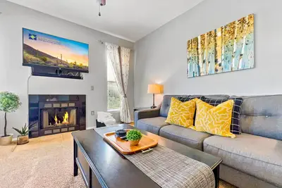 Image de Magnifique condo avec Piscine, Spa & Garage!