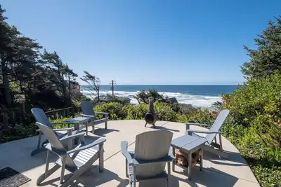 Image de Big Ocean View avec terrasse couverte et bain à remous. Calme et isolé.
