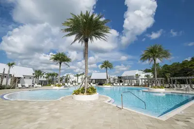 Image de Beach Abode - Tout neuf! Shopping au Hub! Immense piscine! *Wifi gratuit*