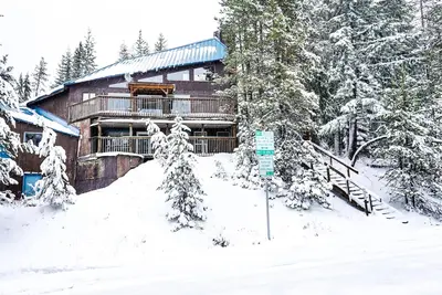 Image de Adorable et spacieuse cabane dans les bois - proche de l'accès aux pistes!