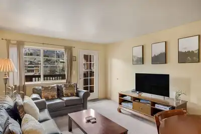 Image de Condo avec vue sur la montagne skis aux pieds avec gondole privée, piscine partagée, bain à remous et salle de gym!