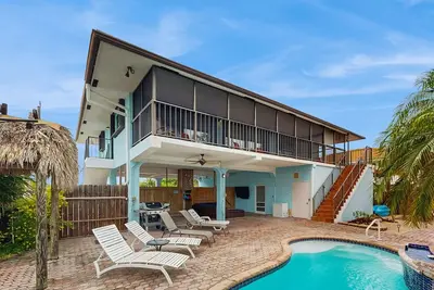 Image de Maison au bord de l'eau avec terrasse couverte, piscine privée et quai de 75 pieds - chiens bienvenus!