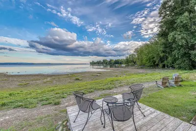 Image de Magnifique maison au bord du lac avec vue imprenable sur le lac, sauna, immense cour!