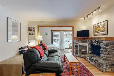 Image de Studio avec terrasse et vue sur les chiens, accessible aux chiens - à pied des remontées mécaniques de Bald Mtn!