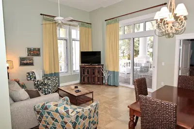 Image de Condo de luxe à Grand Sandestin, voiturette de golf incluse, marches menant à la piscine et au quai!