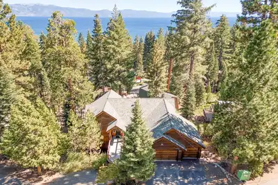 Image de Fawn - Famille 5 Br Lakeview w \/ Hot Tub & Pool Table! 12 personnes! À partir de 450 $ \/ nt