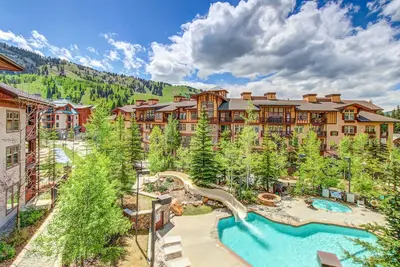 Image de Mountainview condo w \/ accès ski-in \/ out + accès au Club Solitude w \/ piscine et bain à remous!