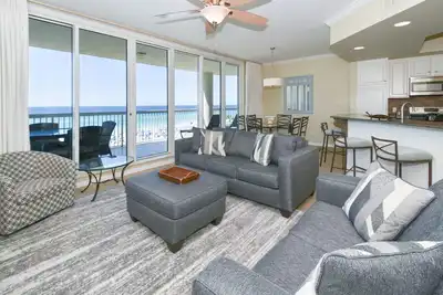 Image de Condo côtier cool en bord de mer mis à jour avec balcon privé!