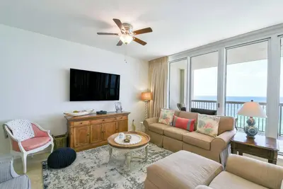 Image de Condo chaleureux et accueillant en bord de mer avec balcon privé! ☀️