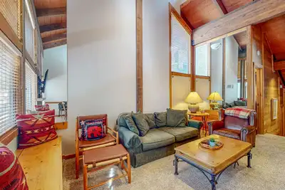 Image de Condo confortable avec vue sur la montagne, navette gratuite et piscine partagée, bain à remous, sauna et plus encore!