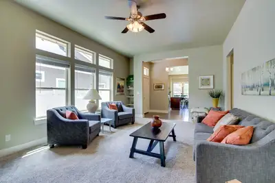 Image de Belle maison de ville avec une immense cuisine; proche du centre ville de Boise!